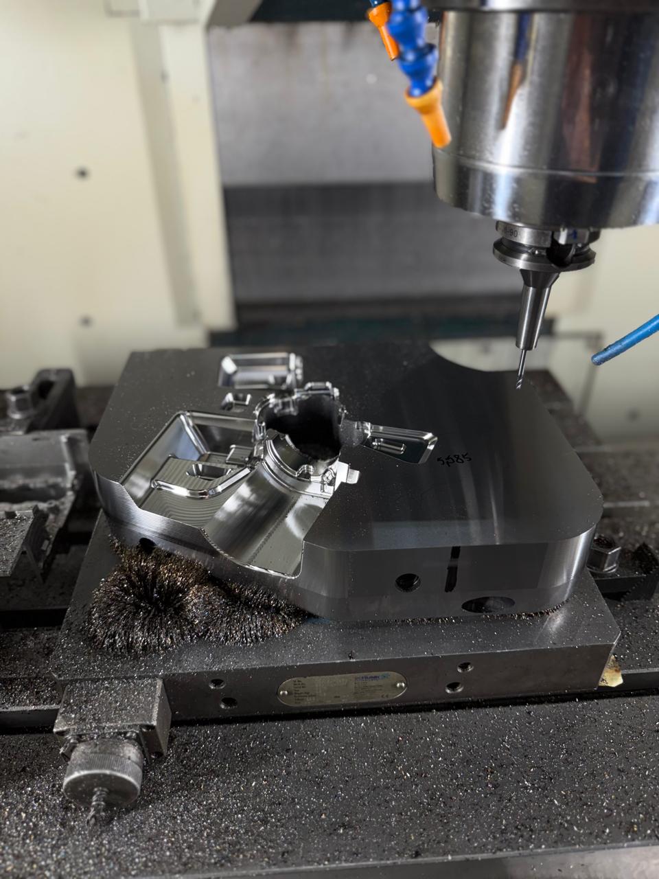 Centro de usinagem CNC em operação no parque fabril da Gzero